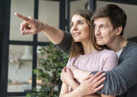 Acheteur immobilier hésitant entre résidence principale et investissement locatif en 2026