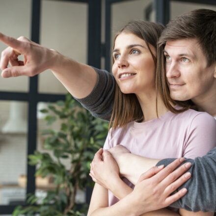 Acheteur immobilier hésitant entre résidence principale et investissement locatif en 2026