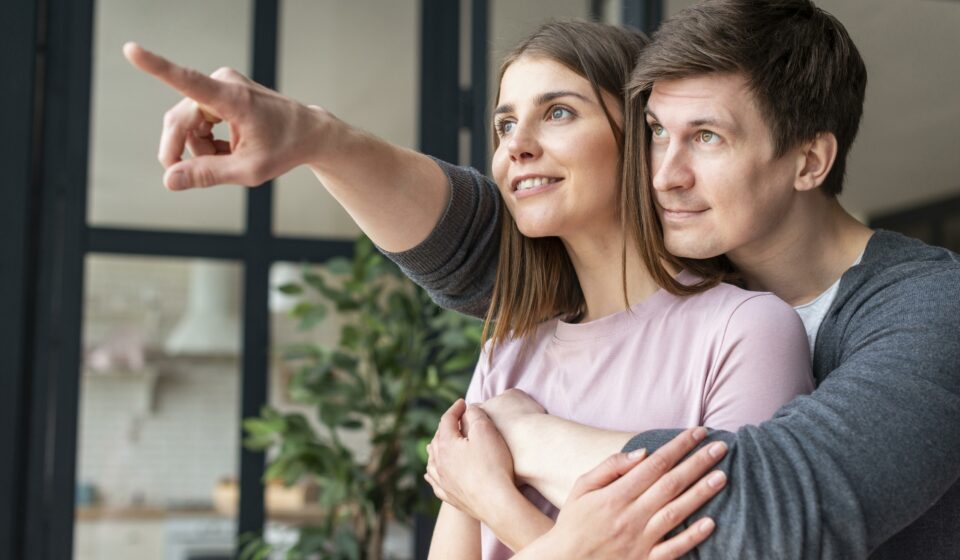 Acheteur immobilier hésitant entre résidence principale et investissement locatif en 2026