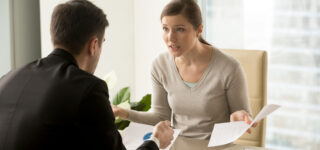 Négociation immobilière en 2026 entre acheteur et vendeur lors d’une transaction