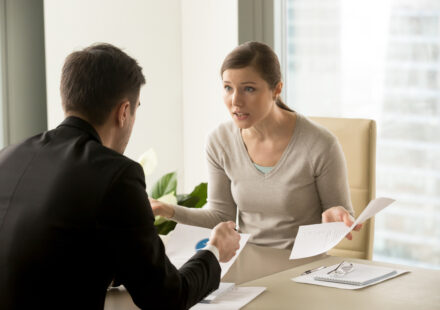 Négociation immobilière en 2026 entre acheteur et vendeur lors d’une transaction