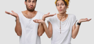 Image représentant un couple hésitant à acheter un bien immobilier malgré un projet mûr. Utilisée pour illustrer un article sur les blocages décisionnels dans l’achat immobilier en 2026.