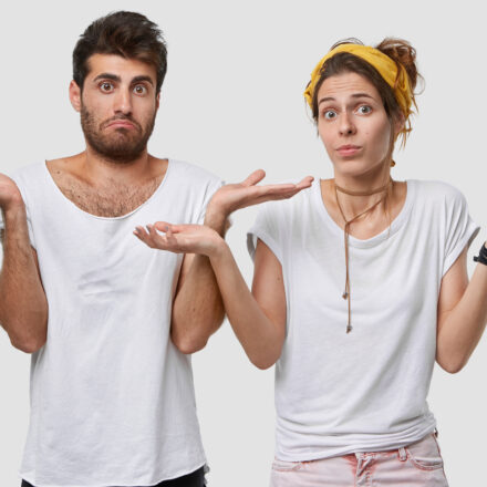 Pourquoi on repousse toujours une décision immobilière importante Image représentant un couple hésitant à acheter un bien immobilier malgré un projet mûr. Utilisée pour illustrer un article sur les blocages décisionnels dans l’achat immobilier en 2026.