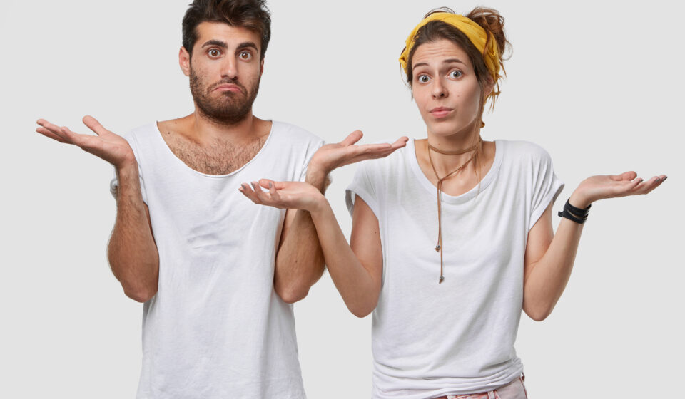 Image représentant un couple hésitant à acheter un bien immobilier malgré un projet mûr. Utilisée pour illustrer un article sur les blocages décisionnels dans l’achat immobilier en 2026.