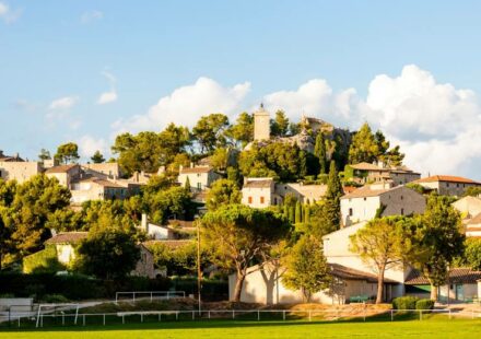 Les villages premium des Alpilles : ces adresses provençales qui font rêver les acheteurs en 2026 eygalieres lesiteimmo