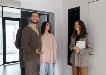 Vente immobilier : Pourquoi les acheteurs visitent 3 fois plus avant d’acheter en 2026 ? pourquoi-acheteurs-multiplient-visites-2026