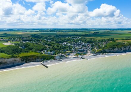 Location maisons : ces villages français qui transforment les ponts de mai en escapade joyeuse veules les roses lesiteimmo