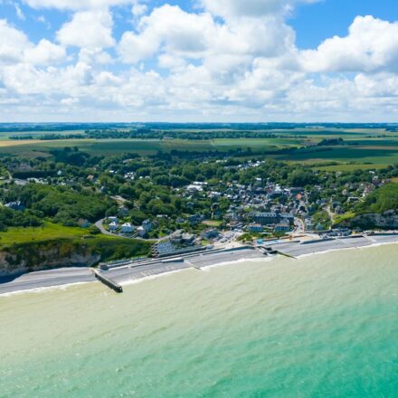 Location maisons : ces villages français qui transforment les ponts de mai en escapade joyeuse veules les roses lesiteimmo