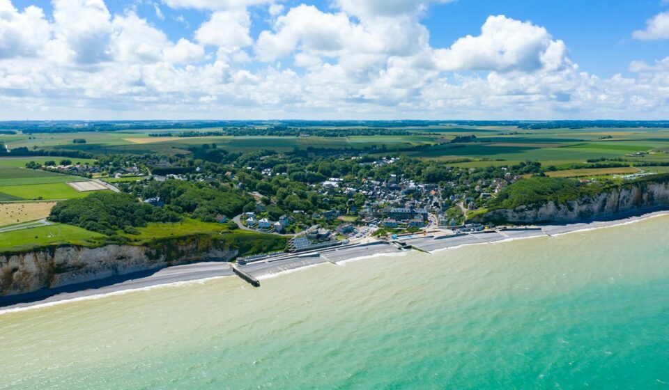 Location maisons : ces villages français qui transforment les ponts de mai en escapade joyeuse veules les roses lesiteimmo
