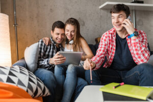 Étudiante visitant un appartement pour la rentrée universitaire 2026
