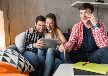 Étudiante visitant un appartement pour la rentrée universitaire 2026