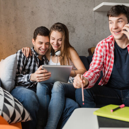Logement étudiant 2026 : comment trouver un toit malgré la pénurie ? Étudiante visitant un appartement pour la rentrée universitaire 2026