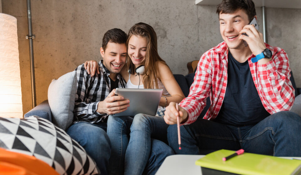 Étudiante visitant un appartement pour la rentrée universitaire 2026