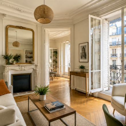 Immobilier : Faut-il encore acheter un appartement ancien en 2026 ? Appartement ancien lumineux avec parquet et moulures en centre-ville