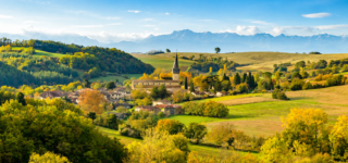 Maison en pierre dans le Gers avec jardin et paysage vallonné