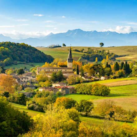 Acheter dans le Gers en 2026, tendance passagère ou véritable opportunité immobilière ? Maison en pierre dans le Gers avec jardin et paysage vallonné