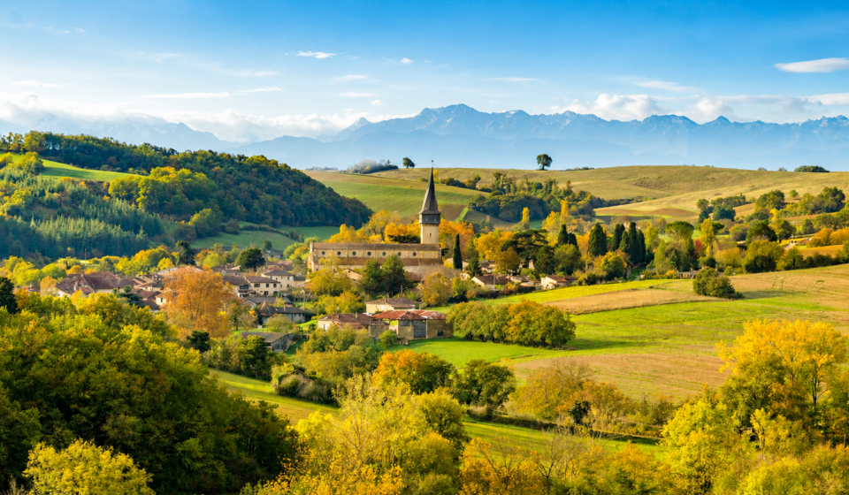 Acheter dans le Gers en 2026, tendance passagère ou véritable opportunité immobilière ? Maison en pierre dans le Gers avec jardin et paysage vallonné