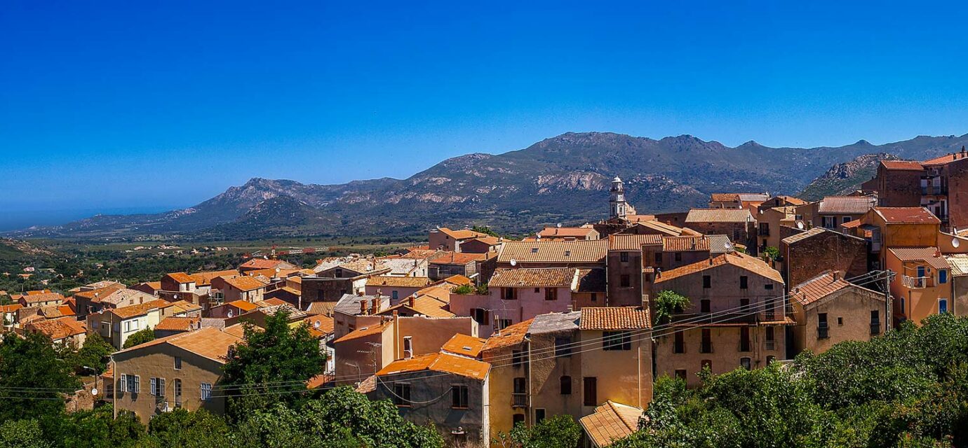 Vivre à Calenzana : pourquoi cette porte d’entrée de la Balagne attire de plus en plus d’acquéreurs ? calenzana-immobilier-balagne-2026