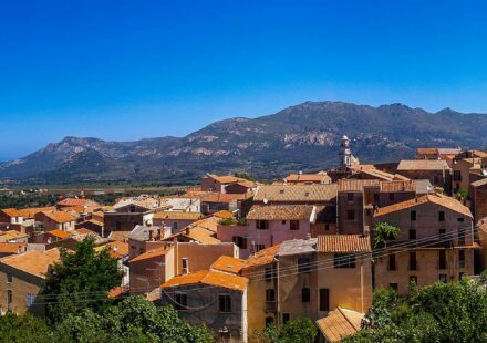 Vivre à Calenzana : pourquoi cette porte d’entrée de la Balagne attire de plus en plus d’acquéreurs ? calenzana-immobilier-balagne-2026