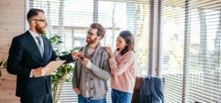 Couple étudiant une offre de crédit immobilier avec un conseiller bancaire après la hausse des taux de la BCE.