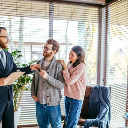 Crédit immobilier : pourquoi le retour de la hausse des taux inquiète déjà les acheteurs Couple étudiant une offre de crédit immobilier avec un conseiller bancaire après la hausse des taux de la BCE.