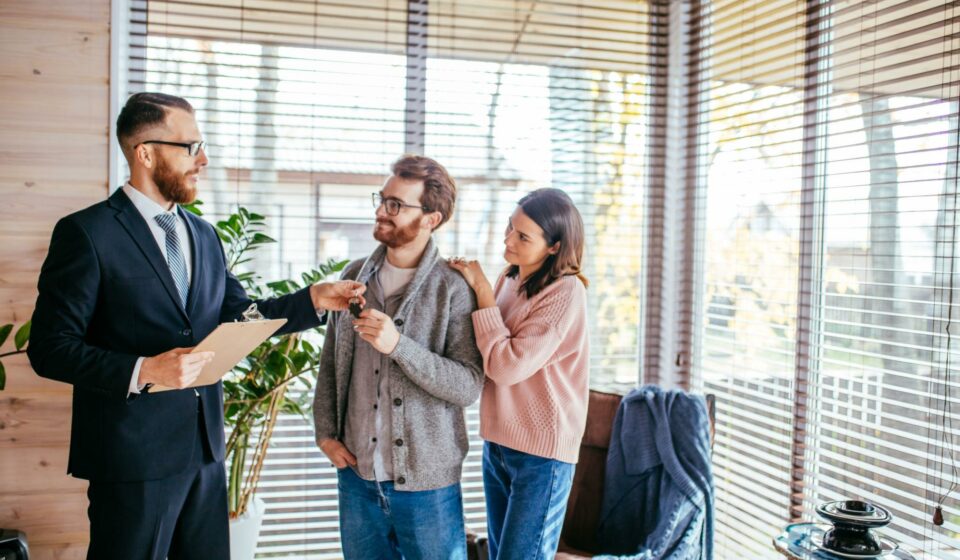 Crédit immobilier : pourquoi le retour de la hausse des taux inquiète déjà les acheteurs Couple étudiant une offre de crédit immobilier avec un conseiller bancaire après la hausse des taux de la BCE.