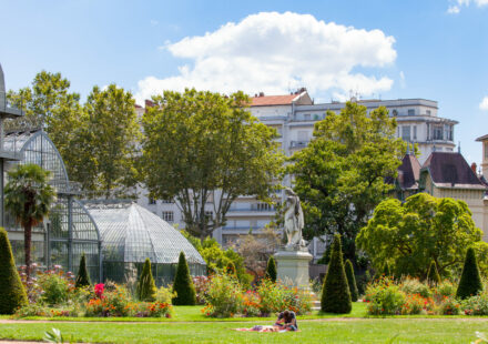 Acheter dans le 6e arrondissement de Lyon : le prestige lyonnais justifie-t-il encore des prix records en 2026 ? Immeubles élégants du 6e arrondissement de Lyon près du parc de la Tête d’Or