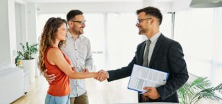 Un agent immobilier présente un dossier de location à un propriétaire dans le cadre des nouvelles évolutions envisagées du permis de louer.