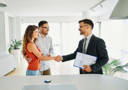 Un agent immobilier présente un dossier de location à un propriétaire dans le cadre des nouvelles évolutions envisagées du permis de louer.