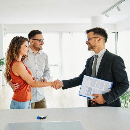 Un agent immobilier présente un dossier de location à un propriétaire dans le cadre des nouvelles évolutions envisagées du permis de louer.