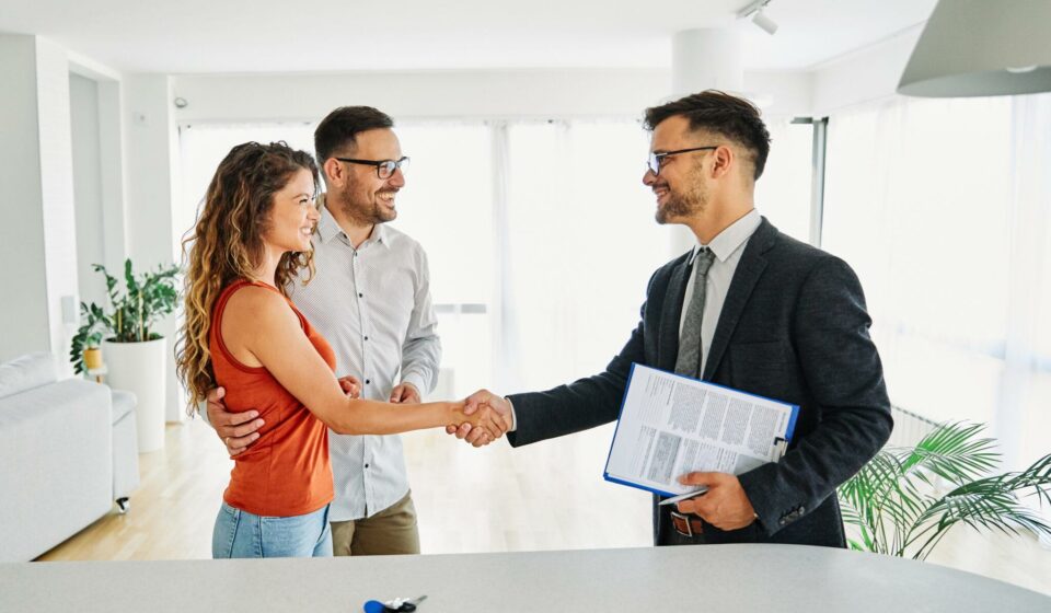 Un agent immobilier présente un dossier de location à un propriétaire dans le cadre des nouvelles évolutions envisagées du permis de louer.