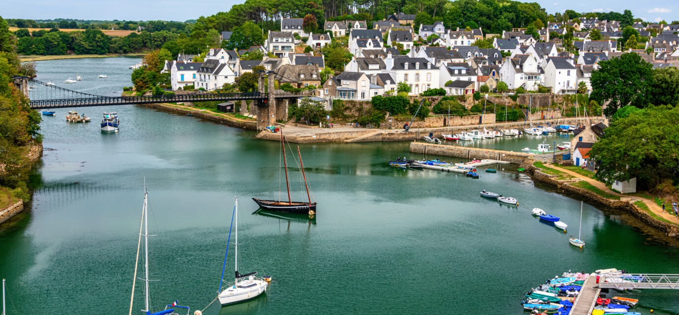 Vivre à Vannes : pourquoi la perle du Golfe du Morbihan séduit de plus en plus de Français ? Vue de Vannes et du Golfe du Morbihan, ville attractive pour vivre et investir