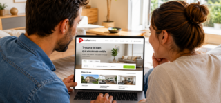 Couple comparant des annonces pour acheter un bien immobilier avant ou après l’été