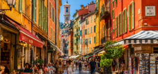 L'équipe de L'Agence Signature accueille ses clients dans son agence immobilière de Nice.