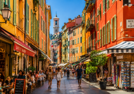 L'équipe de L'Agence Signature accueille ses clients dans son agence immobilière de Nice.