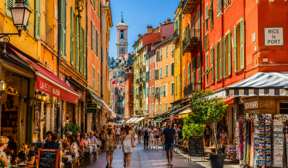 Pros de l’immo : L’Agence Signature à Nice. Une expertise locale pour concrétiser votre projet immobilier en toute confiance L'équipe de L'Agence Signature accueille ses clients dans son agence immobilière de Nice.