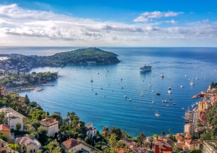 À Nice, certaines agences vendent des biens. Akorimmo accompagne des projets de vie. agence akorimmo