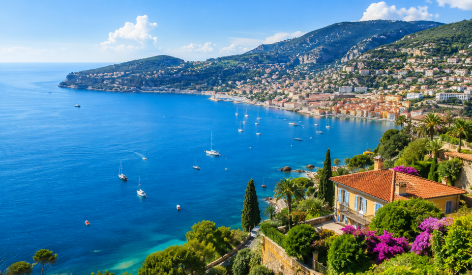 Rareté du foncier, clientèle internationale, économie diversifiée et résidences secondaires : les clés du marché immobilier azuréen en 2026.