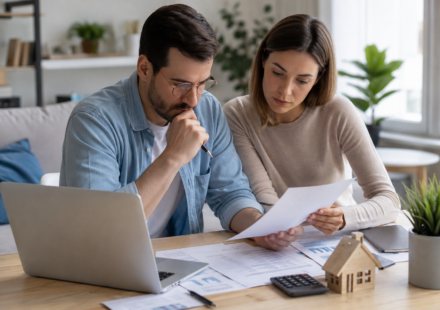 Immobilier Locatif : comment calculer réellement la rentabilité d’un bien immobilier ? Couple analysant la rentabilité d’un investissement immobilier sur un ordinateur