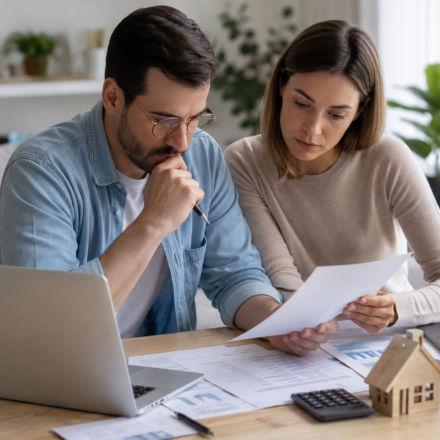 Immobilier Locatif : comment calculer réellement la rentabilité d’un bien immobilier ? Couple analysant la rentabilité d’un investissement immobilier sur un ordinateur