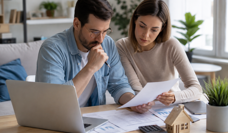 Immobilier Locatif : comment calculer réellement la rentabilité d’un bien immobilier ? Couple analysant la rentabilité d’un investissement immobilier sur un ordinateur