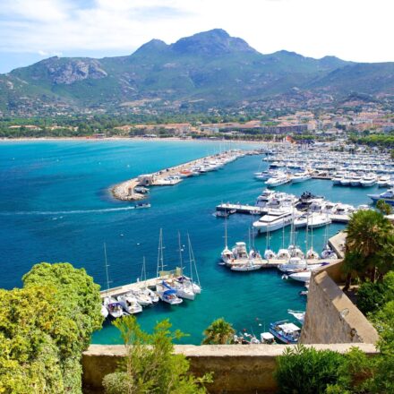 Immobilier à Calvi en 2026 : pourquoi cette ville corse attire toujours autant les acheteurs ? calvi -lesiteimmo