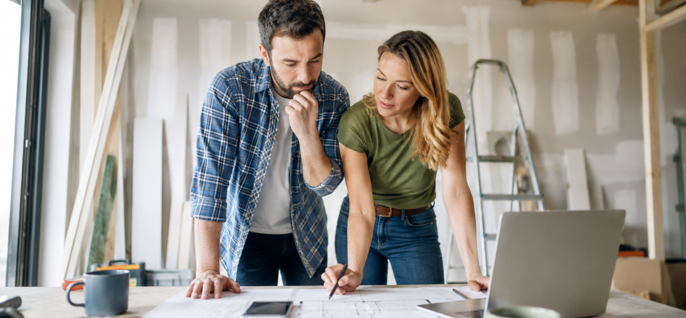 Couple préparant le financement des travaux de rénovation d'une maison après son achat immobilier