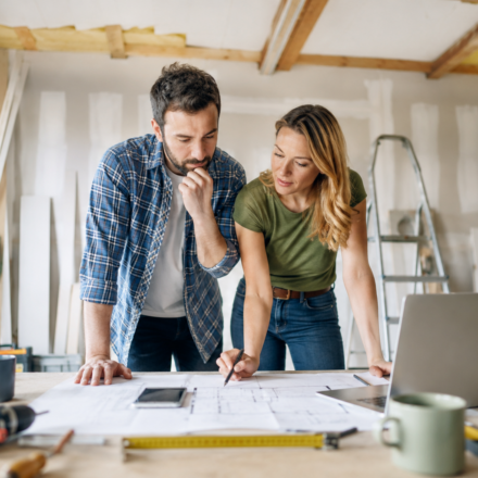 Couple préparant le financement des travaux de rénovation d'une maison après son achat immobilier