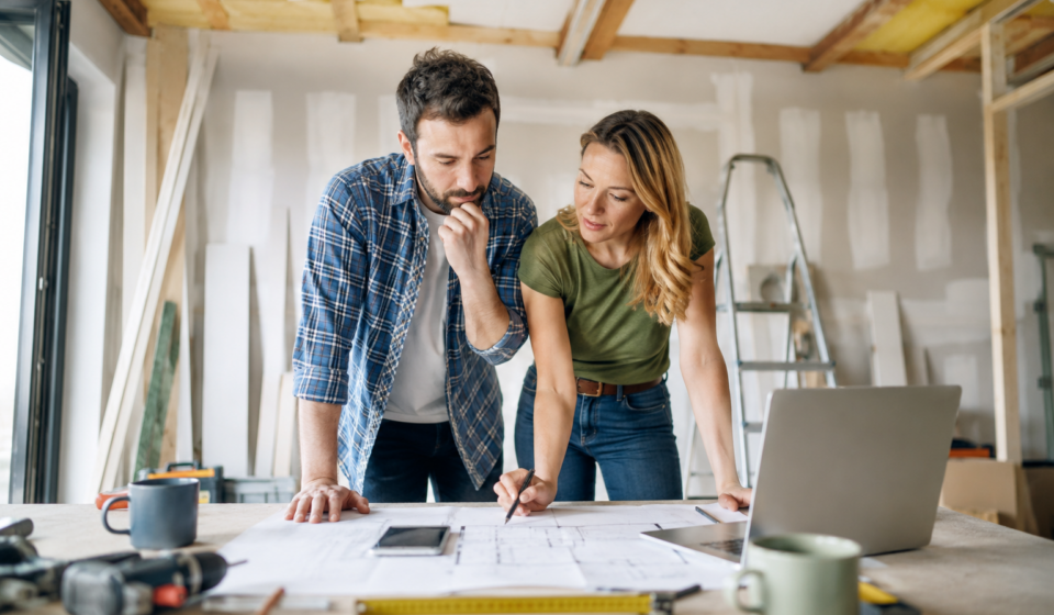 Couple préparant le financement des travaux de rénovation d'une maison après son achat immobilier
