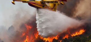 Canadair larguant de l'eau sur un important incendie de forêt en France pendant l'été 2026