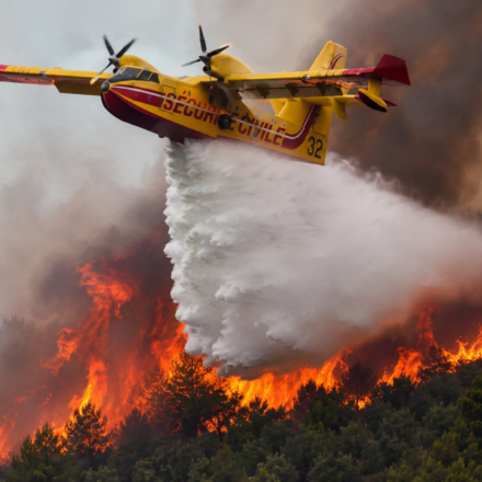 Canadair larguant de l'eau sur un important incendie de forêt en France pendant l'été 2026
