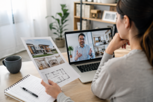Couple préparant un achat immobilier à distance avec un agent en visioconférence