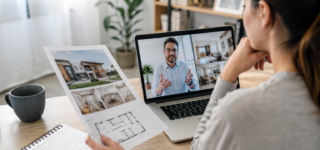 Couple préparant un achat immobilier à distance avec un agent en visioconférence