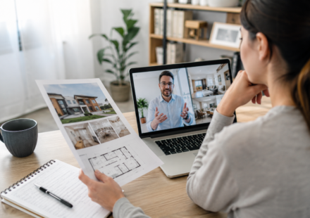 Achat immobilier : comment réussir un achat immobilier à distance en 2026 sans faire d’erreur ? Couple préparant un achat immobilier à distance avec un agent en visioconférence